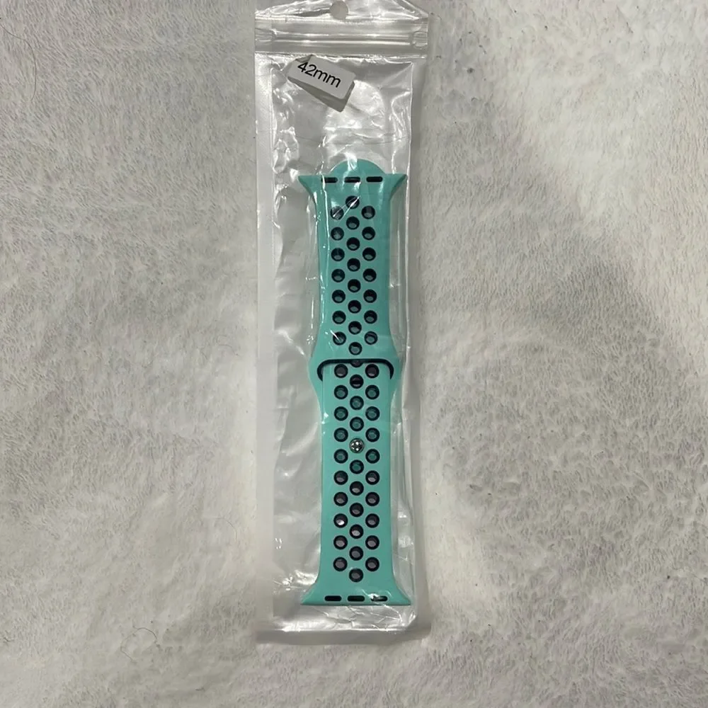 NWOT Apple Watch sports band (42/44)
